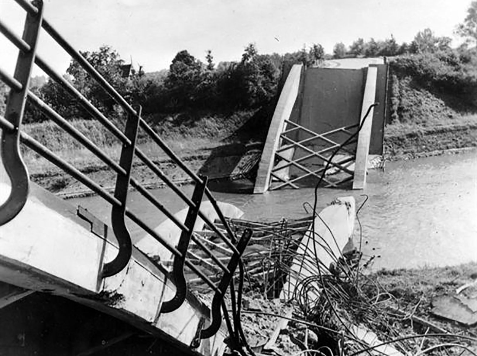 Vernielde brug over het Twentekanaal