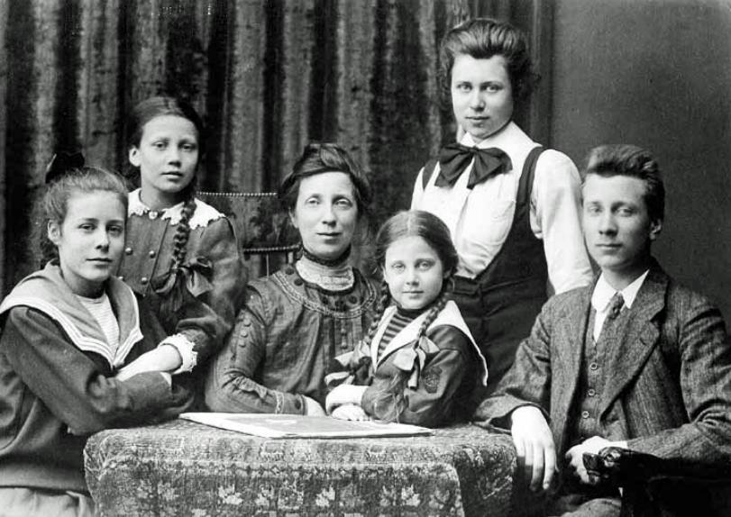 Moeder Constantia Charlotte Haspels - Kleijn van Brandes met zoon en vier dochters, waarschijnlijk kort nadat ze weduwe was geworden; meest links dochter Toos.