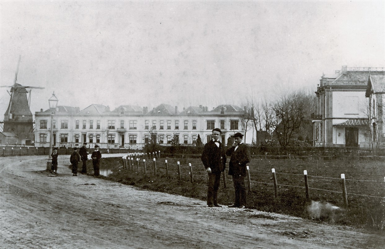 Veldje naast Fordgarage