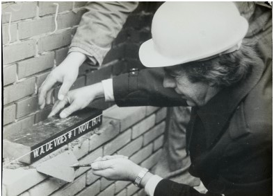 Afb 16: Eerste-steen-legging voor een van de gebouwen van het nieuwe internaat door de directeur.